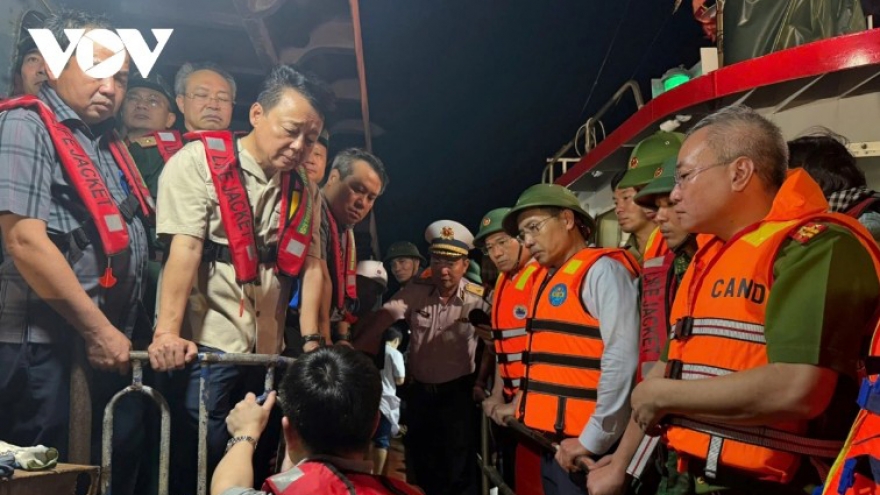 Deputy PM Tran Hong Ha directs rescue efforts after boat capsizing, 29 bodies found