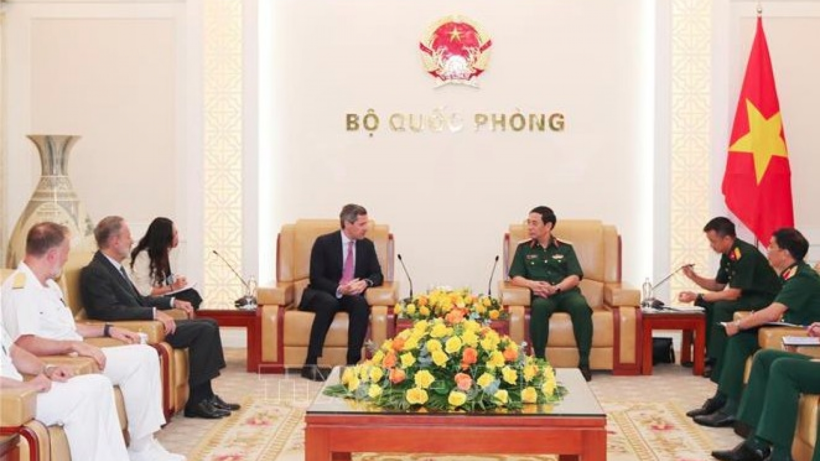 Defence Minister hosts Italian Undersecretary of State for Defence in Hanoi