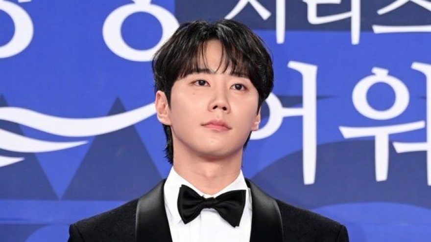Lee Jun Young nhận nhầm cúp tại lễ trao giải Rồng Xanh