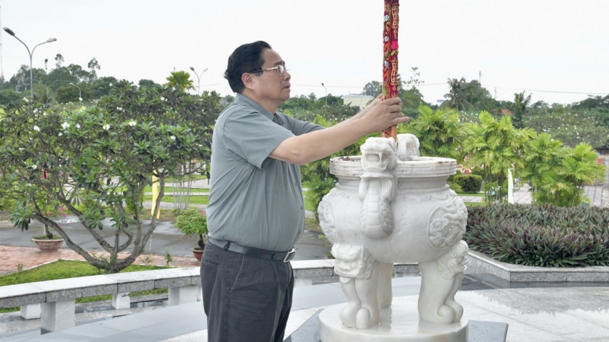 Thủ tướng Phạm Minh Chính tri ân các Anh hùng liệt sĩ, thăm các gia đình chính sách ở An Giang