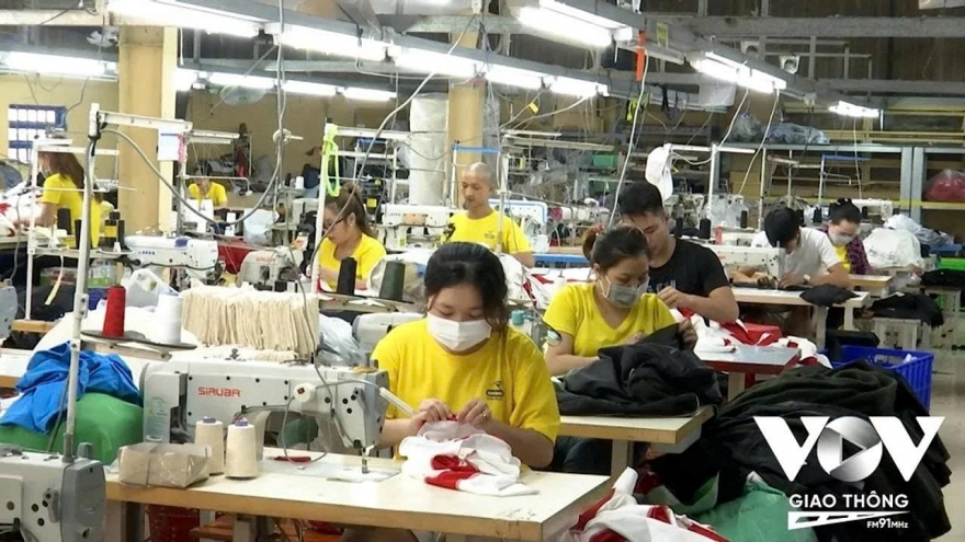 Low income forces workers to tighten their belts, delay childbearing