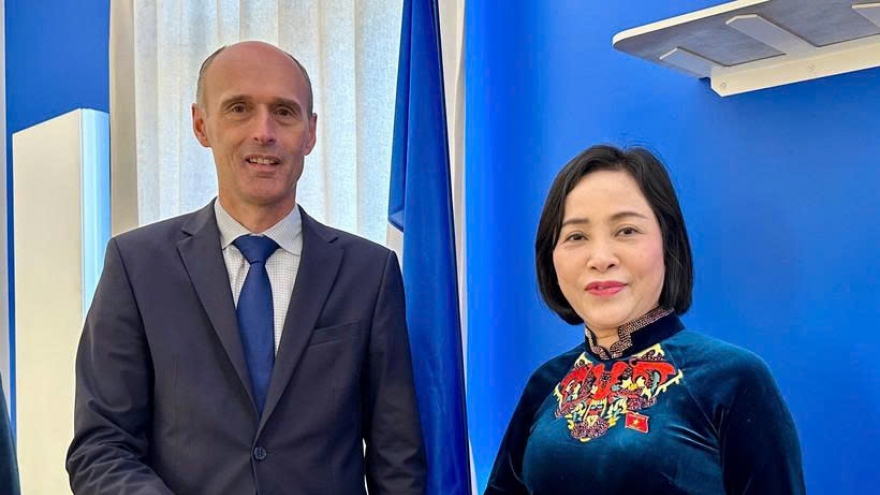 NA Vice Chairwoman visits Ho Chi Minh Space, Thang Long and Co Loa exhibition in France