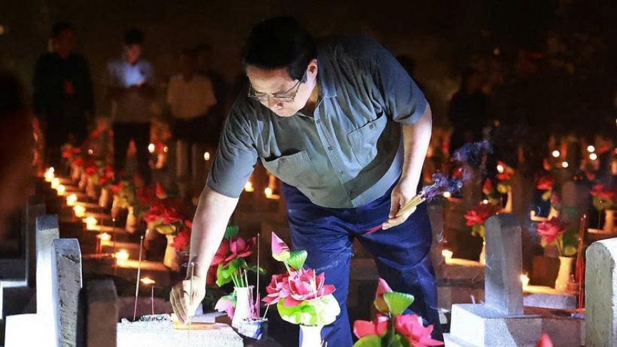PM lights candles in tribute to fallen heroes at National Martyrs Cemetery