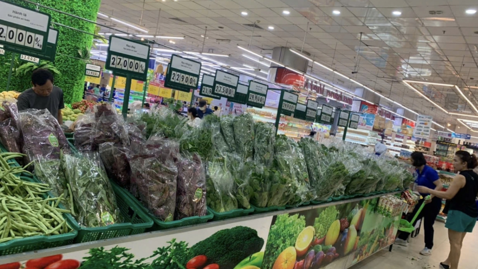 HCM City retailers dispatch goods to support northern storm response