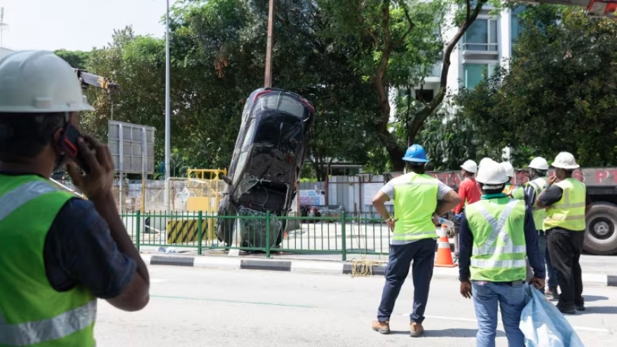 "Hố tử thần" nuốt chửng ô tô đang di chuyển giữa đường phố Singapore