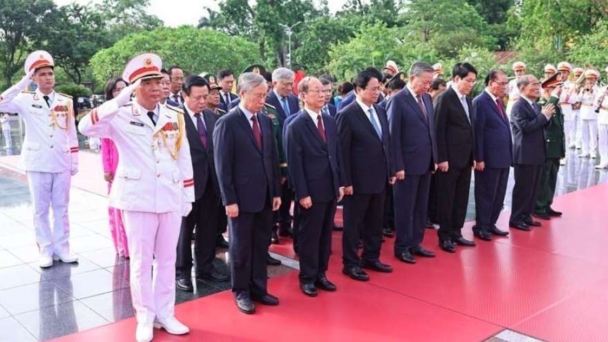Party, State leaders pay tribute to President Ho Chi Minh, fallen soldiers