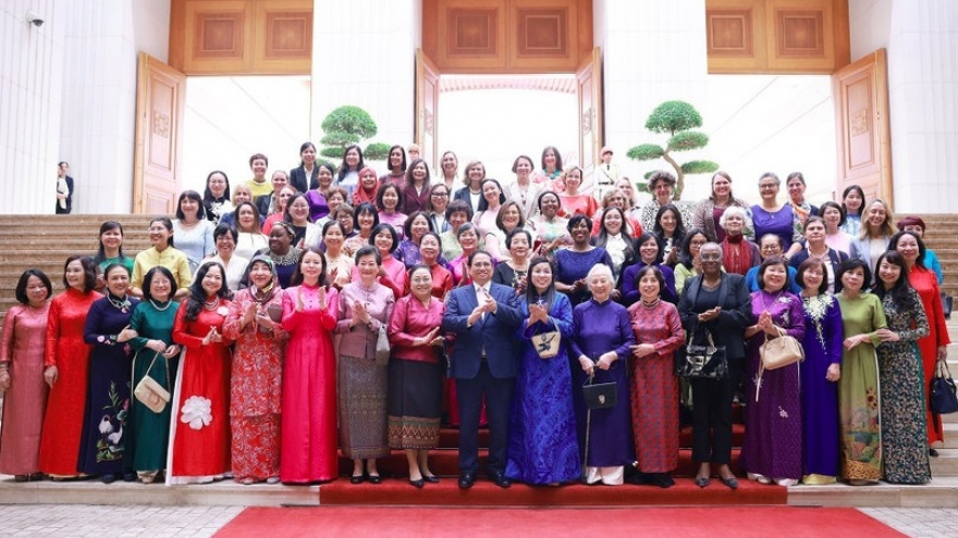 PM meets with Vietnamese, international female diplomats