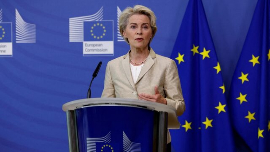 EU tạm hoãn các biện pháp trả đũa thuế quan của Mỹ cho đến tháng 8