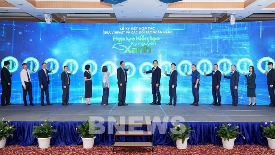 VinFast partners with 12 major banks to accelerate green transport in Hanoi