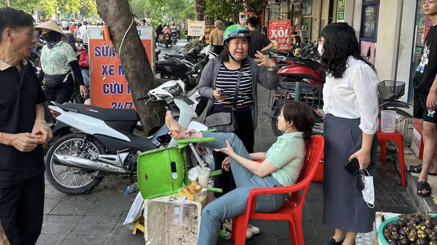 Video ghi lại khoảnh khắc ô tô "ủi" hàng loạt xe máy trên phố Hà Nội