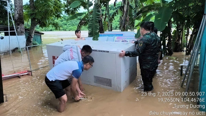 Viettel cộng tài khoản cho người dân Nghệ An bị cô lập do lũ lụt