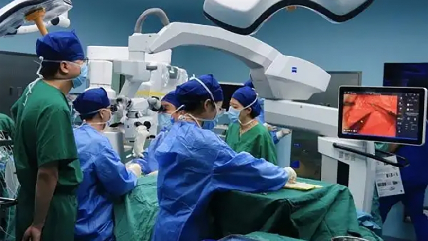 Trung Quốc cấm phẫu thuật Alzheimer vì lo ngại về an toàn