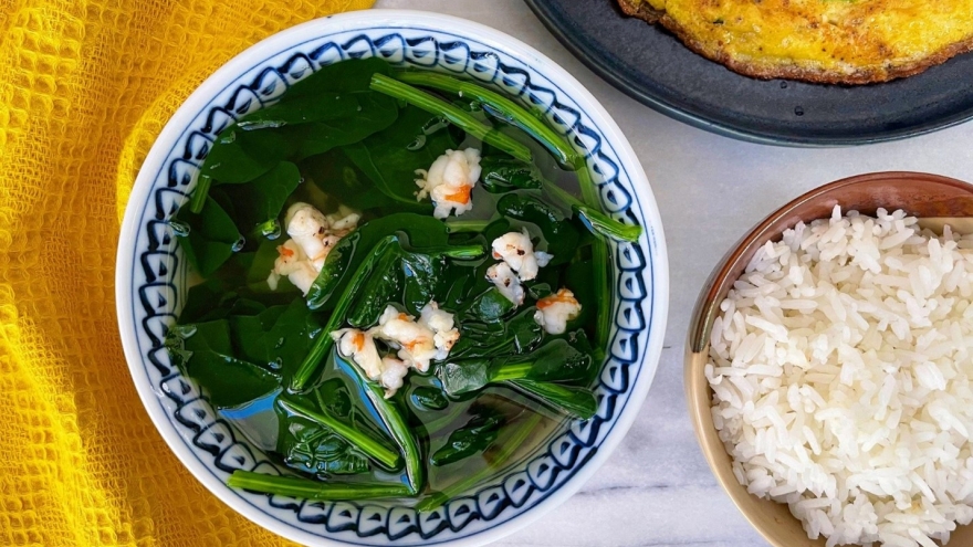 Loại rau giải nhiệt mùa hè cực tốt, giá chỉ vài nghìn một bó ăn vào bổ đủ đường