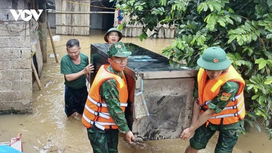Border guards stand with flood victims in times of need