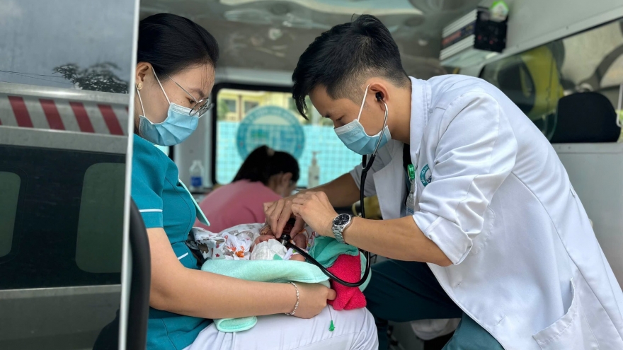 Các bác sĩ ở Gia Lai vượt hơn 100 km cấp cứu ngoại viện bệnh nhi người Lào