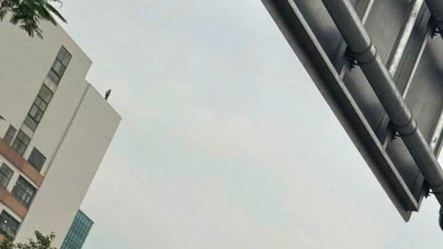 Nỗ lực giải cứu người phụ nữ trèo lên nóc Bệnh viện Bạch Mai