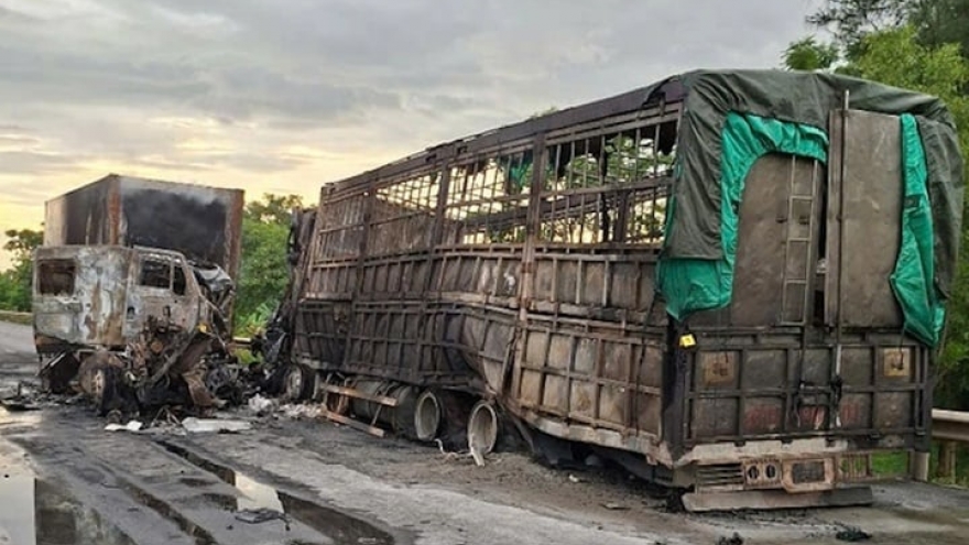 Ô tô tải và xe container bốc cháy sau va chạm, 2 tài xế thương vong
