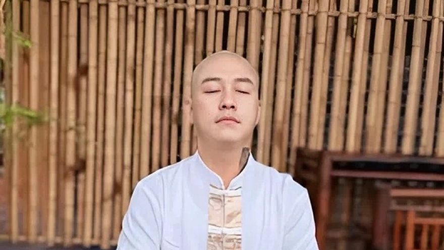 Sao Việt 28/7: Tuấn Hưng xuống tóc quy y