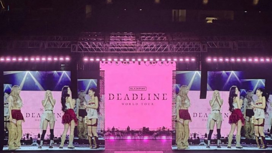 BLACKPINK mở màn tour thế giới tại Mỹ với sự cố sân khấu khiến Lisa suýt ngã