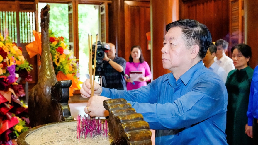 Đồng chí Nguyễn Trọng Nghĩa dâng hương tưởng niệm Chủ tịch Hồ Chí Minh