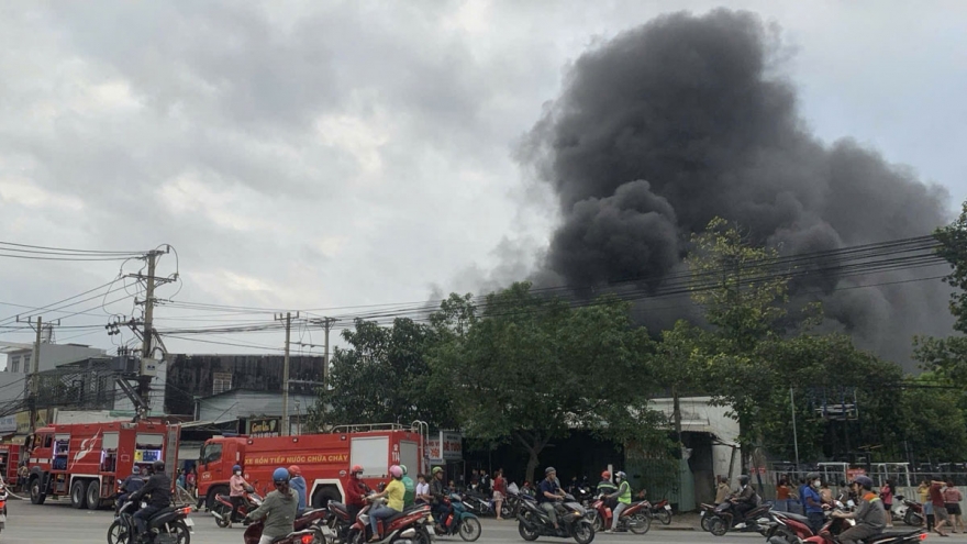 Cháy xưởng sản xuất hộp đựng cơm ở TP.HCM