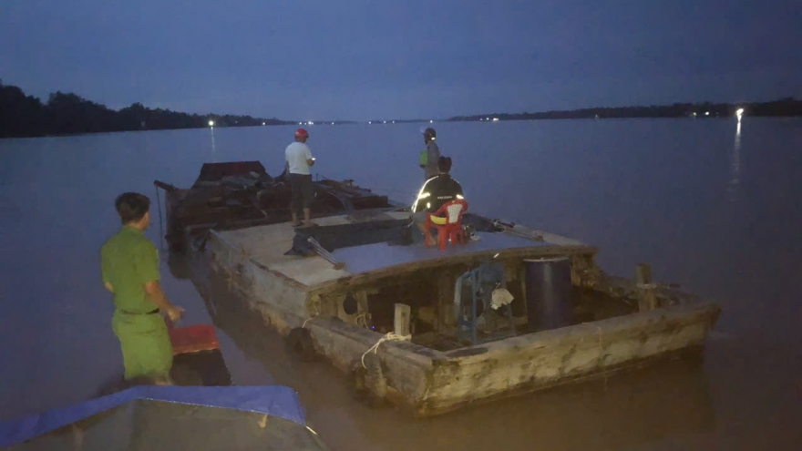 Công an Vĩnh Long bắt giữ "cát tặc" trên sông Hàm Luông