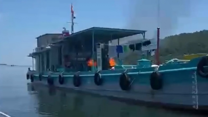 Cháy tàu chở xăng trên vùng biển Móng Cái, 3 thuyền viên bị thương