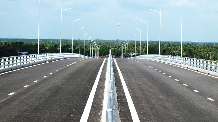 Xe từ 16 chỗ ngồi trở xuống được lưu thông qua cầu Đại Ngãi 2 từ 1/8