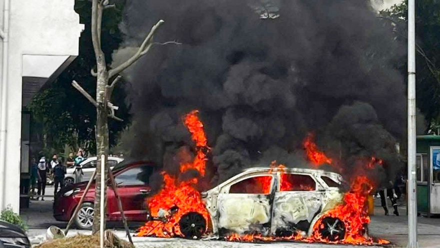 Xe ôtô ở Bắc Ninh bốc cháy dữ dội, cột khói đen cao cả chục mét