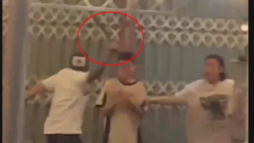 Lời qua tiếng lại, người đàn ông cầm dao truy sát nhân viên quán nước