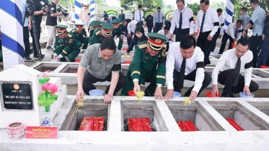 Prime Minister honours Vietnamese fallen heroes at An Giang burial ceremony