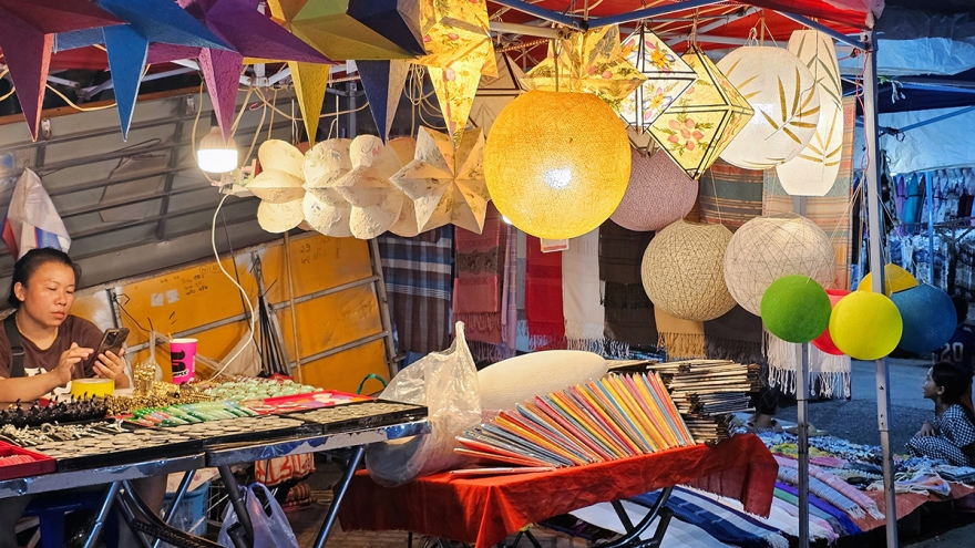 Chợ đêm Luang Prabang: Nét sống động giữa lòng phố cổ