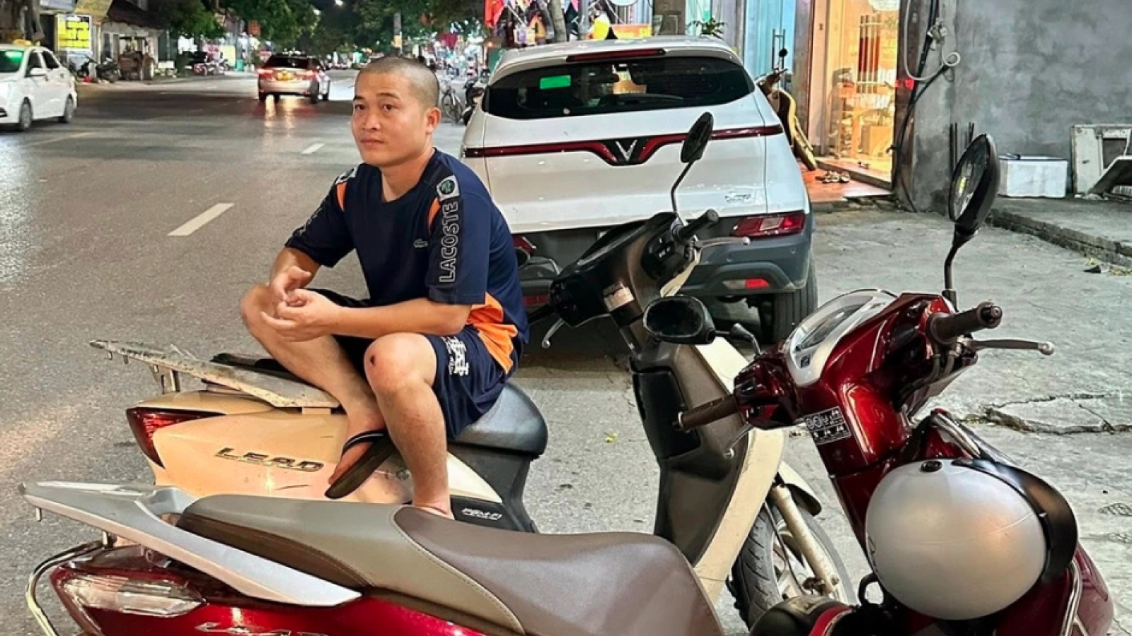 Clip phút quật ngã tên trộm xe máy giữa mưa của chủ quán ăn ở Bắc Ninh