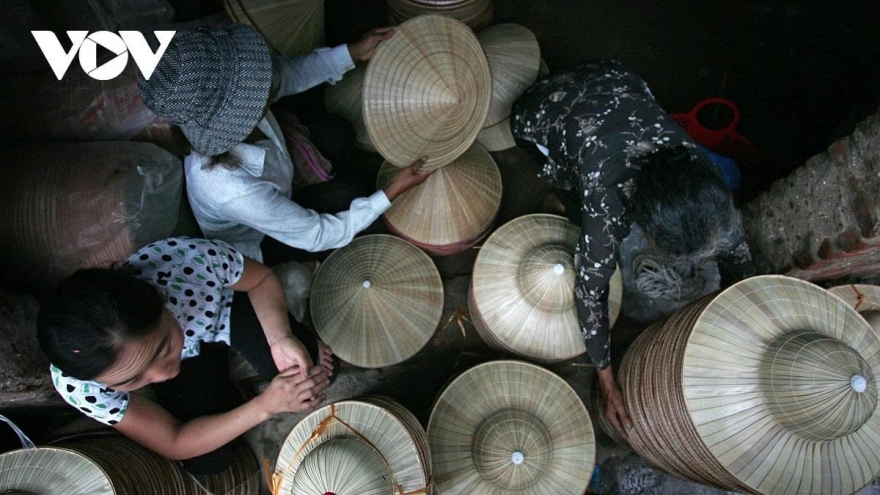 A glimpse into the unique conical hat market of Chuong village
