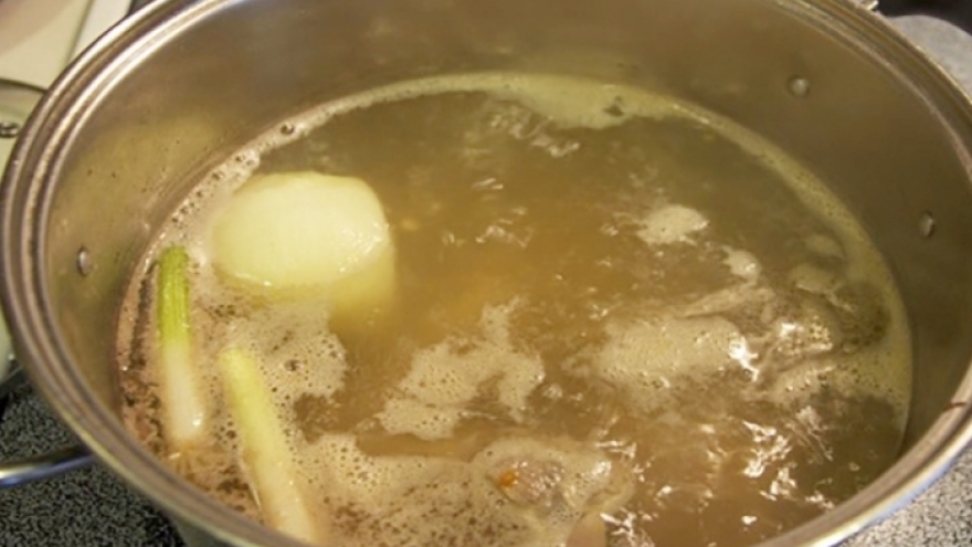 Có nên dùng nước luộc thịt để nấu canh?