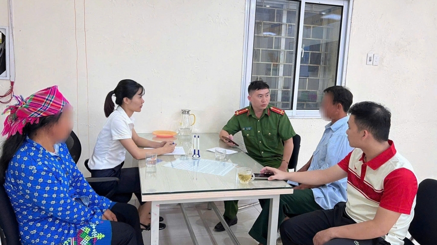 Ngăn vợ chồng người dân tộc thiểu số chuyển tiền cho đối tượng lừa đảo