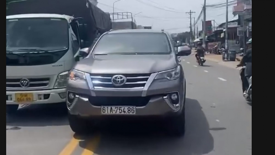 Tài xế ô tô đi ngược chiều ở TP.HCM đòi hành hung người quay video