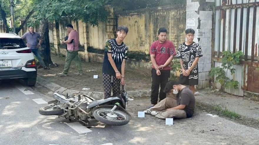 Bắt nhóm thiếu niên dàn cảnh cướp tài sản của người lái xe ôm tại Hà Nội