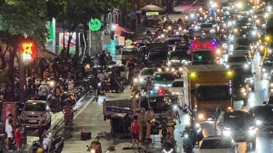 Va chạm giao thông, cô gái ngã ra đường bị ô tô khách cán tử vong ở Hà Nội