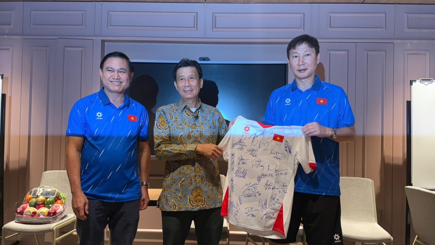 Đại sứ Việt Nam tại Indonesia thăm và động viên U23 Việt Nam trước trận bán kết