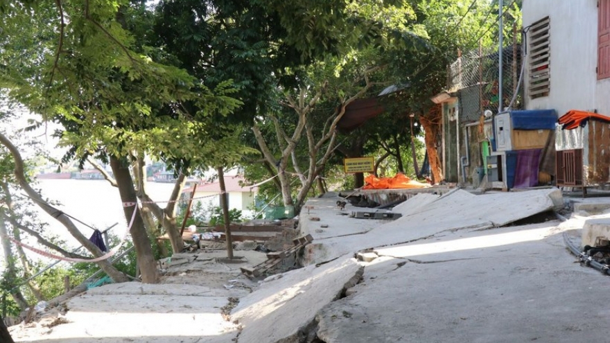 Yêu cầu xử lý khẩn cấp đê hữu Cầu, hữu Hồng ở Hà Nội xảy ra lún, nứt nghiêm trọng