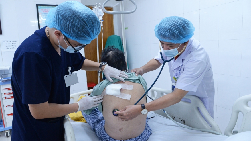 Bệnh nhân 60 tuổi suýt tử vong vì uống nước đường thay thuốc