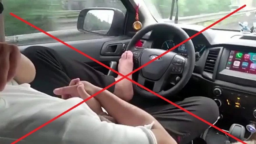 Dùng chân điều khiển vô lăng xe ô tô có thể bị phạt 70 triệu đồng