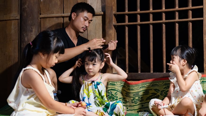 Duy Hưng “quay như chong chóng” khi chăm 4 cô con gái