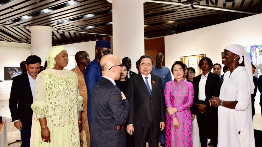 Chủ tịch Quốc hội và Phu nhân tham quan Bảo tàng Văn minh châu Phi