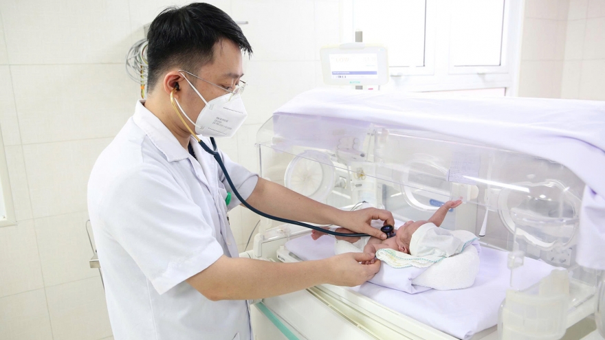 Hành trình kỳ diệu cứu sống bé gái sinh non chỉ nặng 550 gram