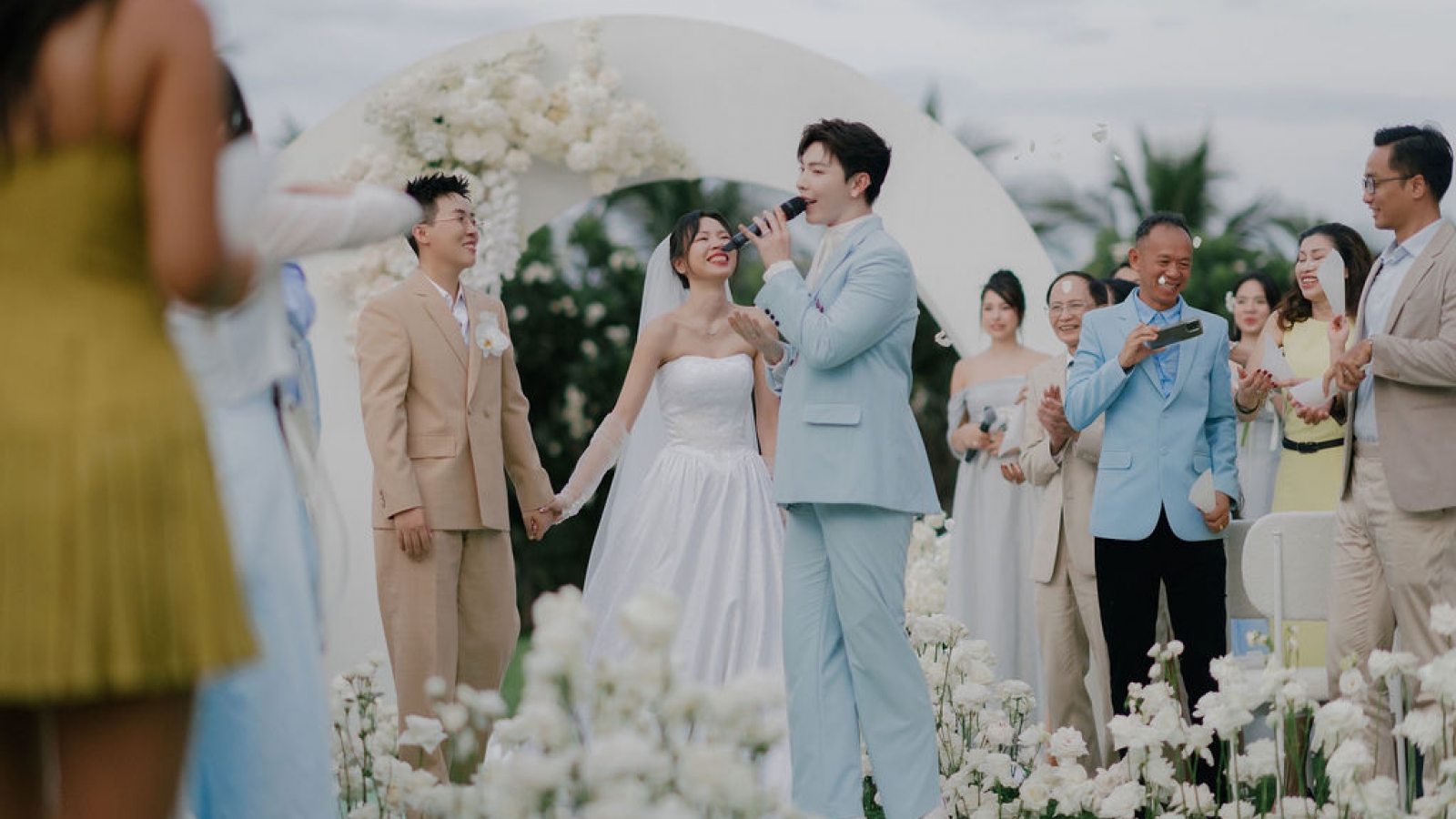 Kai Đinh kể trọn đám cưới của mình qua 4 bản nhạc cưới xúc động