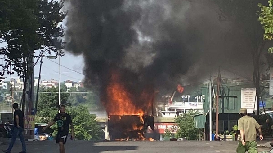 Ô tô khách cháy ngùn ngụt tại bờ sông Hồng, Hà Nội