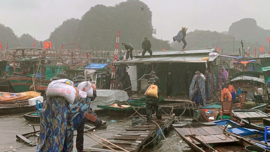 45 cán bộ, chiến sĩ Lữ đoàn 170, Vùng 1 Hải quân giúp dân phòng chống bão số 3