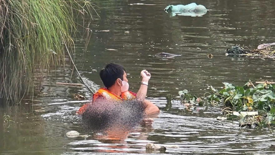 Tìm thấy thi thể tài xế Grab bị nước cuốn xuống cống ở TP.HCM